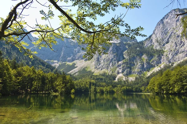 带湖泊的山地景观 — 图库照片