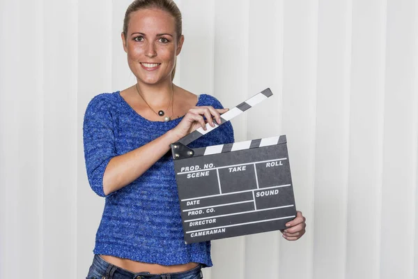 Femme avec clapperboard — Photo