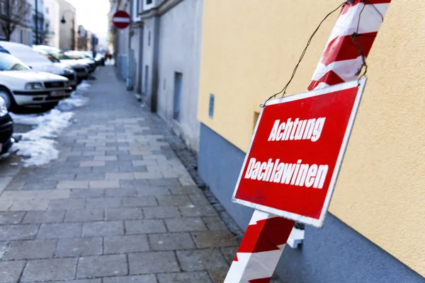 Znak ostrzegawczy, ostrzeżenie dachu lawiny — Stockfoto