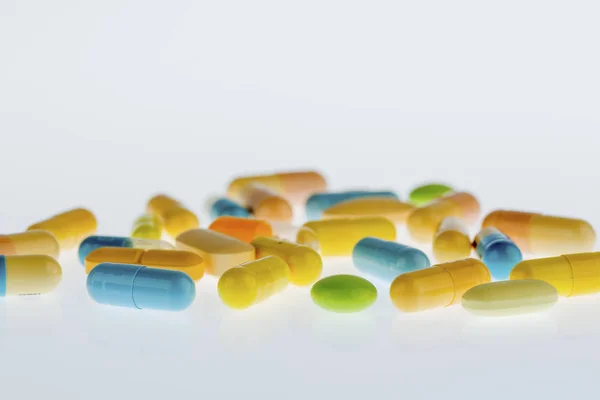 Tabletter på en lätt bakgrund — Stockfoto