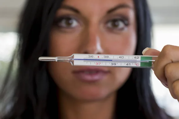 Frau mit Fieberthermometer — Stockfoto