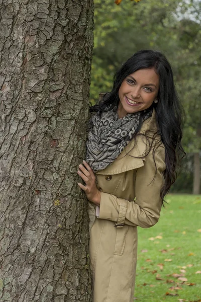 Giovane donna con albero — Foto Stock