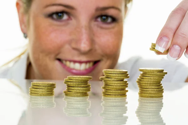 Salve a mulher com pilha de moedas no dinheiro — Fotografia de Stock