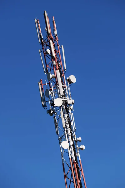 Mobile mast and blue sky — Stock Photo, Image