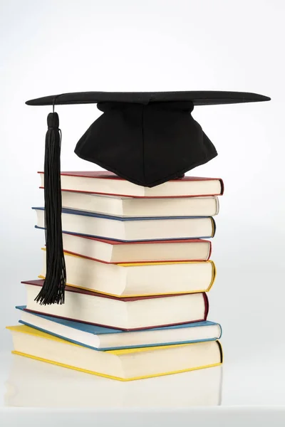 Mortarboard op stapel boeken — Stockfoto