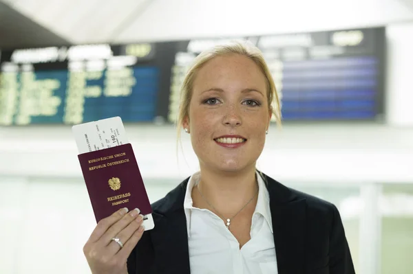 Mujer con pasaporte — Foto de Stock