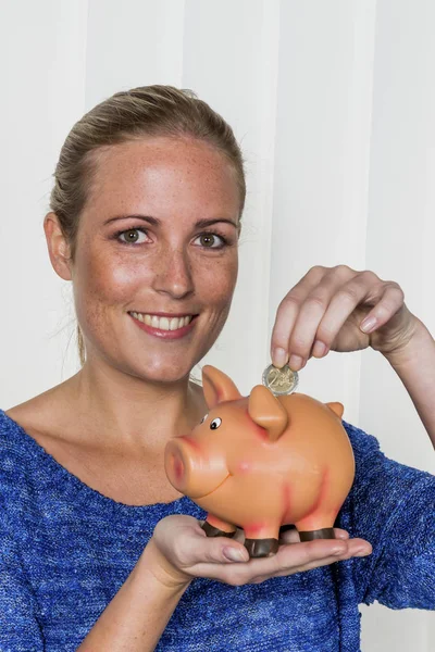 Mulher com banco porquinho — Fotografia de Stock