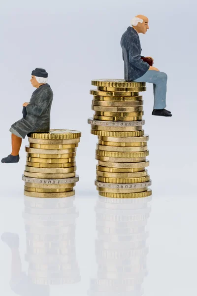 Pensioners and pensioner sitting on money stack — Stock Photo, Image