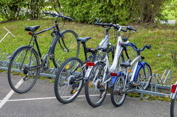 Verschillende fietsen naast elkaar — Stockfoto