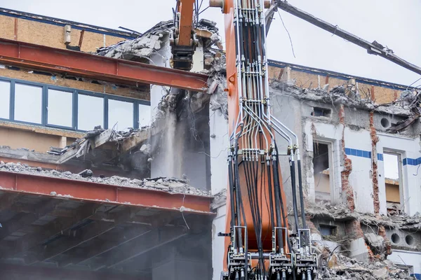 Demolición de un edificio de oficinas — Foto de Stock