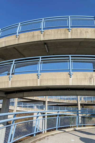 Passerelle piétonne à plusieurs étages — Photo