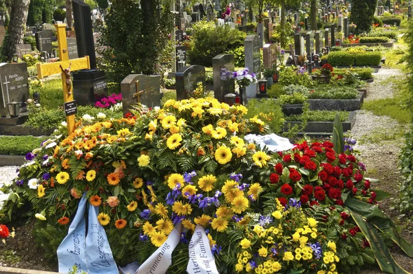 Ein frisches Grab auf einem Friedhof — Stockfoto