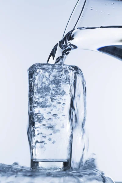 Glas met water en kruik — Stockfoto