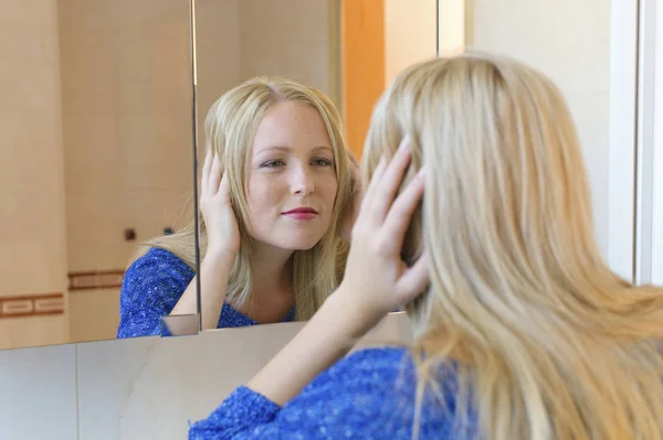 Frau bürstet sich die Haare — Stockfoto