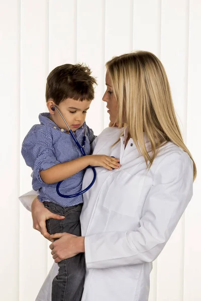 Lekarz i mały chłopiec — Zdjęcie stockowe