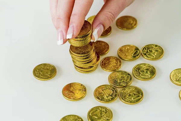 Guardar mujer con pila de monedas en el dinero —  Fotos de Stock