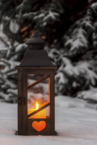 雪の中でクリスマスのランタン — ストック写真