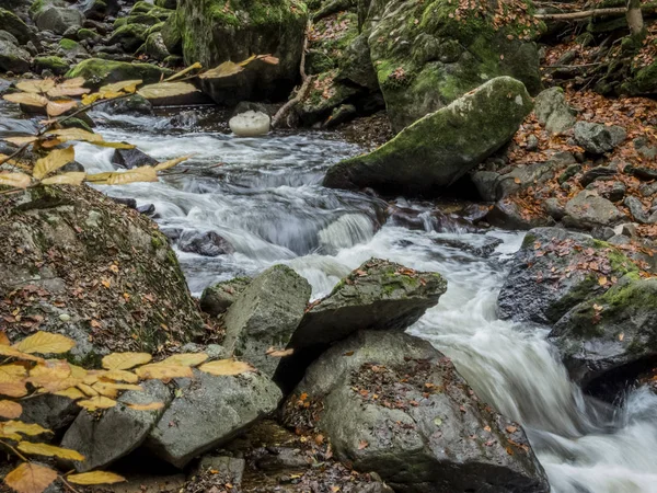 Arroyo con agua corriente — Foto de Stock