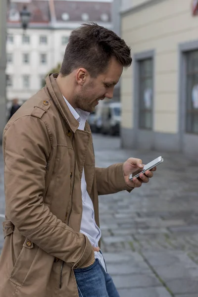 Man schrijven sms — Stockfoto