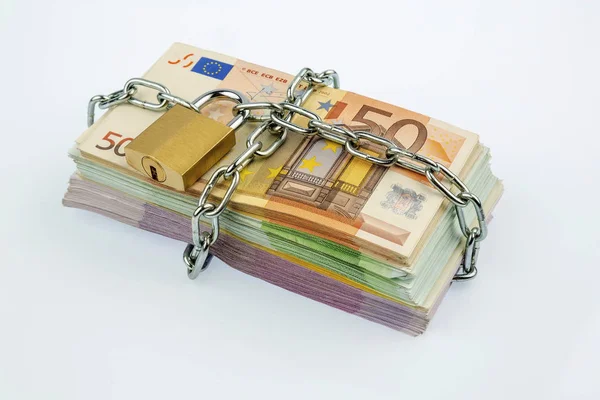 Banconote in euro con catena e lucchetto — Foto Stock