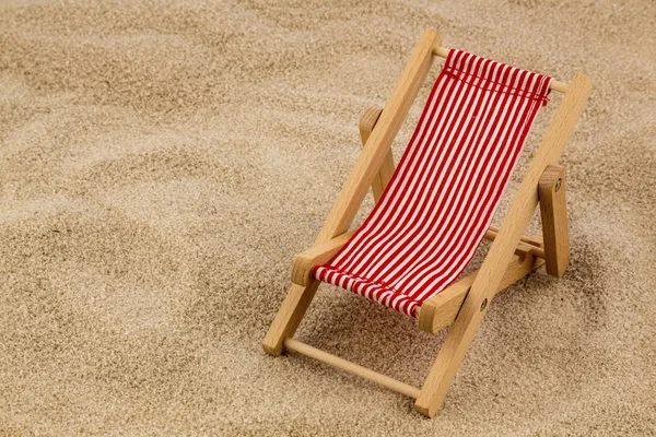 Tumbona en la playa de arena —  Fotos de Stock