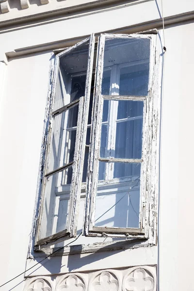 Vecchie finestre da ristrutturare — Foto Stock