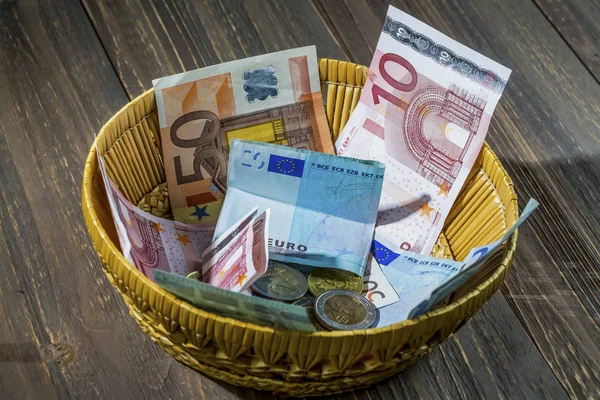 Korb mit Geld aus Spenden — Stockfoto