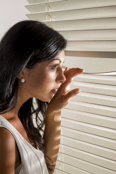 Jovem mulher assistindo — Fotografia de Stock