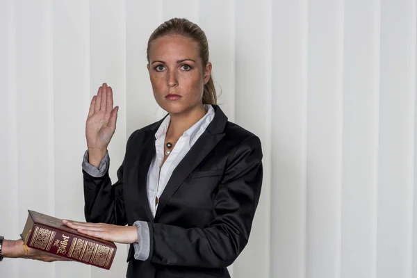 Vrouw zweert op de Bijbel — Stockfoto