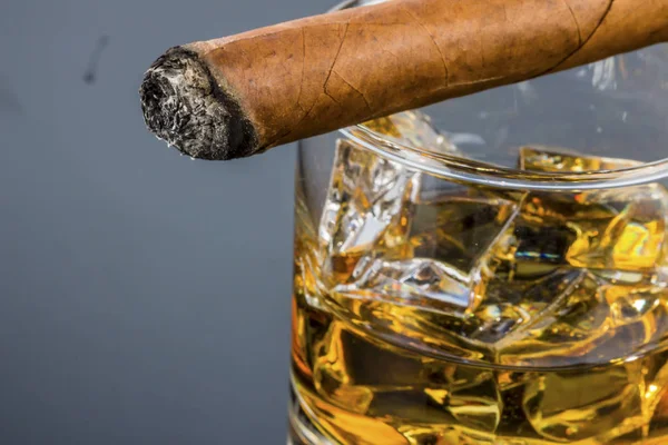 Whisky y cigarro — Foto de Stock