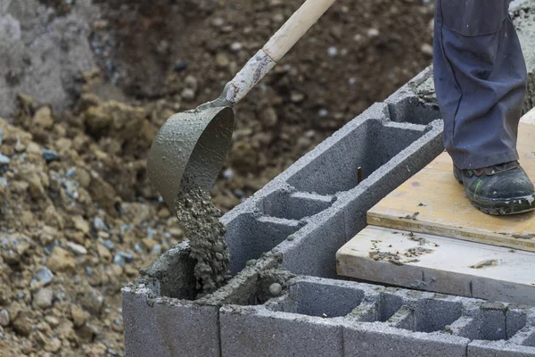 Trabalhando com concreto — Fotografia de Stock