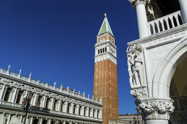 Itálie, Benátky. Piazza san marco a campanile — Stock fotografie