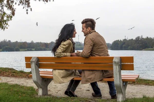 Loving couple on a bench — Stock Photo, Image