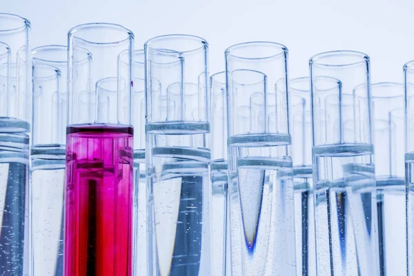 Laboratorieartiklar av glas i laboratorium i kemilabbet — Stockfoto