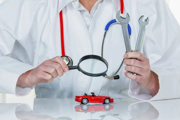 Car is being examined by doctor — Stock Photo, Image