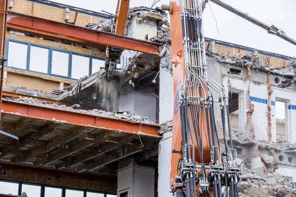 Demolizione di un edificio per uffici — Foto Stock