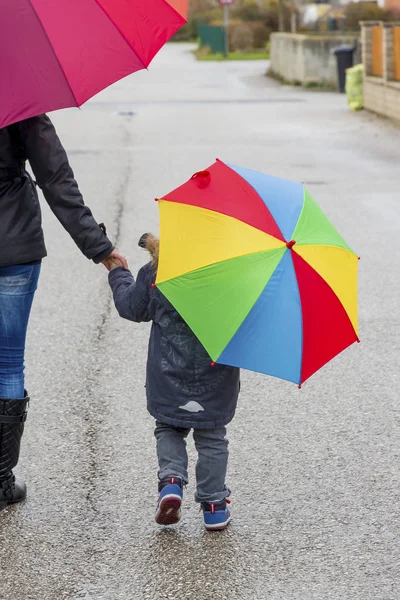 Mother and child with umbrella — Stock Photo, Image