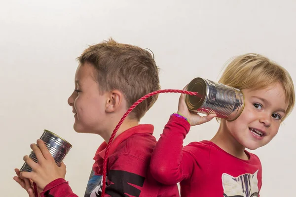 Enfants avec un dosentelefon — Photo