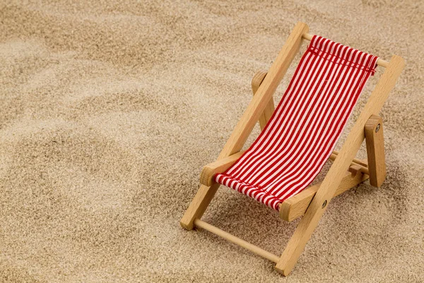 Cadeira deck na praia arenosa — Fotografia de Stock