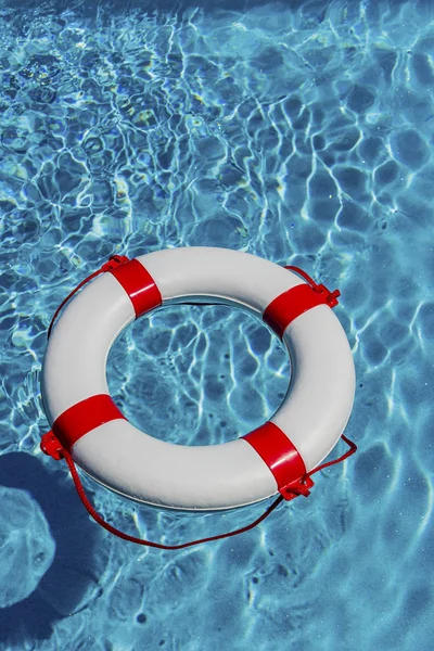 Rettungsring in einem Pool — Stockfoto