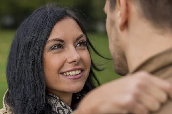 Verliefde paar in een park — Stockfoto