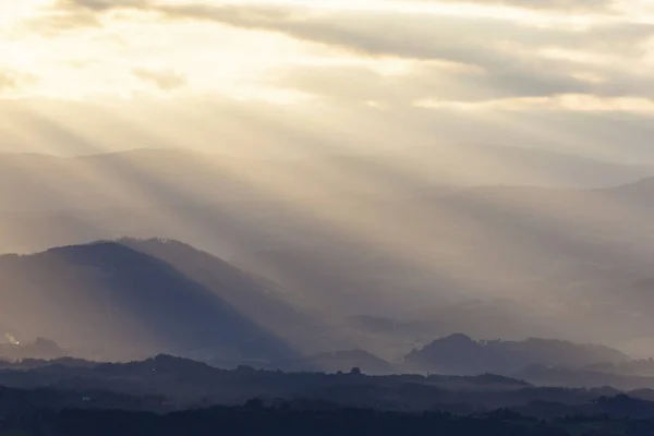 Sonnenlicht bricht durch die Wolken — Stockfoto