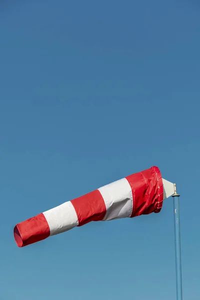 Calcetín de viento delante del cielo azul — Foto de Stock