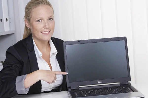 Žena v kanceláři s přenosným počítačem — Stock fotografie