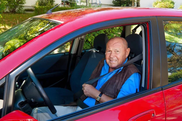 Sénior como motorista de carro no carro . — Fotografia de Stock