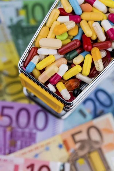 Tabletter, kundvagnar, euron räkningar — Stockfoto