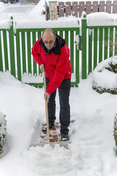 Man terwijl Sneeuw shoveling — Stockfoto