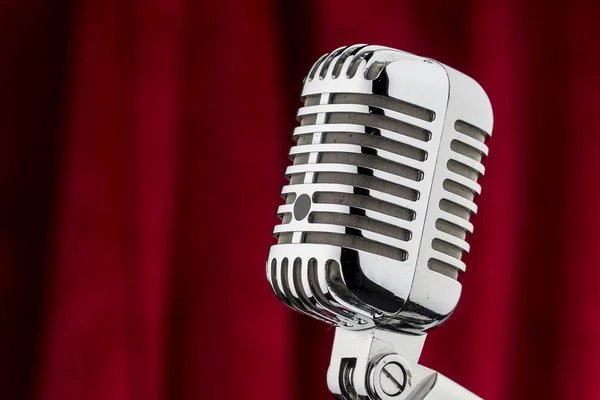 Kırmızı kadife önünde Retro mikrofon — Stok fotoğraf