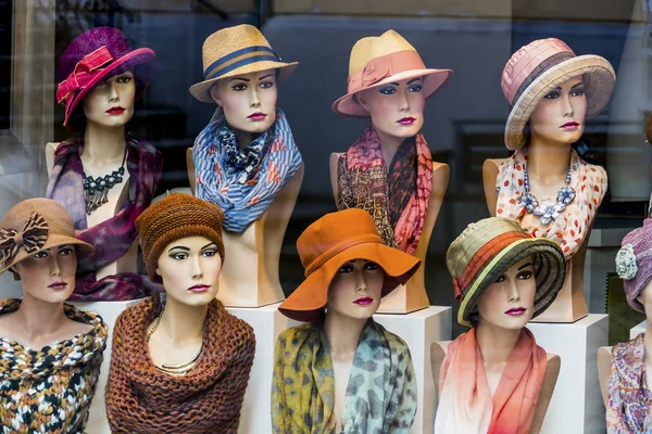 Boutique med hattar och womens fashion — Stockfoto