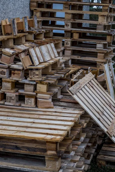 Haufen von Holzpaletten — Stockfoto